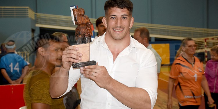 RECONOCIMIENTO. Báez y la estatuilla por el Día del Deportista Misionero.