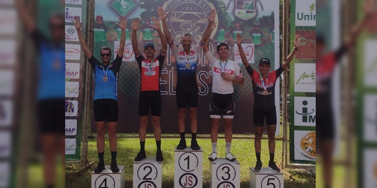 CÍRCULO DE ELITE. Báez, a la derecha de la imagen, en el podio “esteño”.