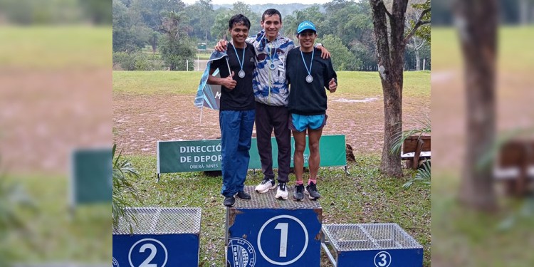 PURA VELOCIDAD. Agustín, en el podio, junto a Andrade y Gustavo Da Silva.