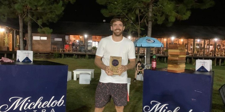 SONRISA. Mateo sumó su segundo título en menos de una semana.