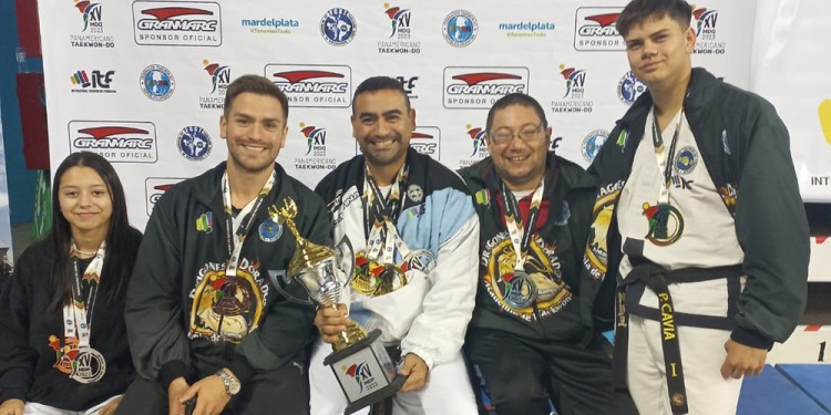 BUEN RENDIMIENTO. Los cinco representantes del instituto, con sus metales.