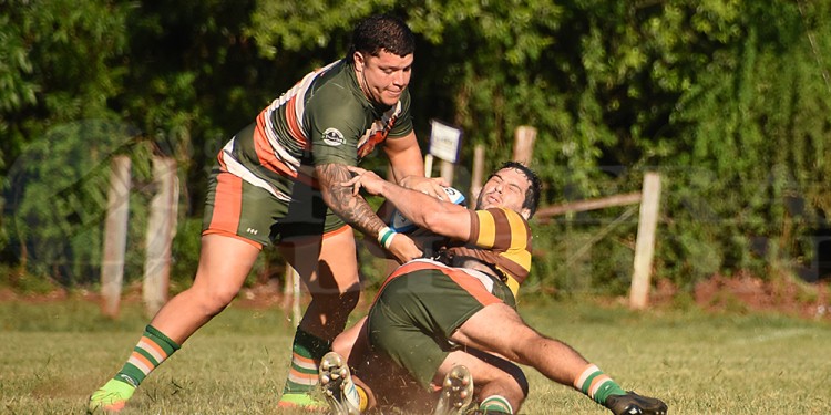 PIEZA CLAVE. Mathias Morcillo (de pie) es uno de los que aporta juego y suma puntos en el XV de Lomas.