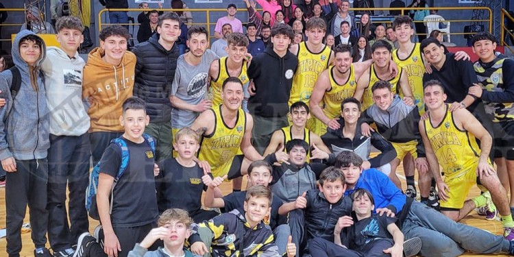 FESTEJO. Todo el plantel de Tirica celebró con su gente una victoria más sobre su tradicional rival de la ciudad.