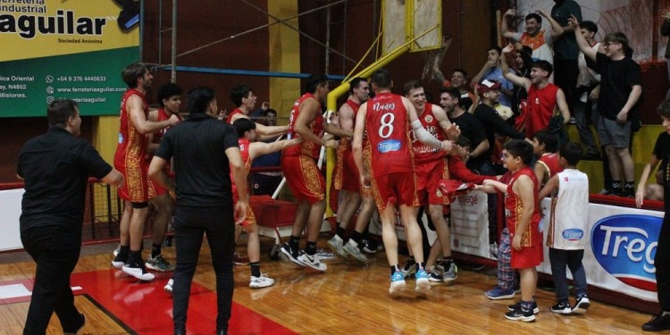 FELICIDAD. Los jugadores “nipones” festejaron la victoria con sus hinchas (Foto: Gentileza B.Dinelli/Prensa Tokio)