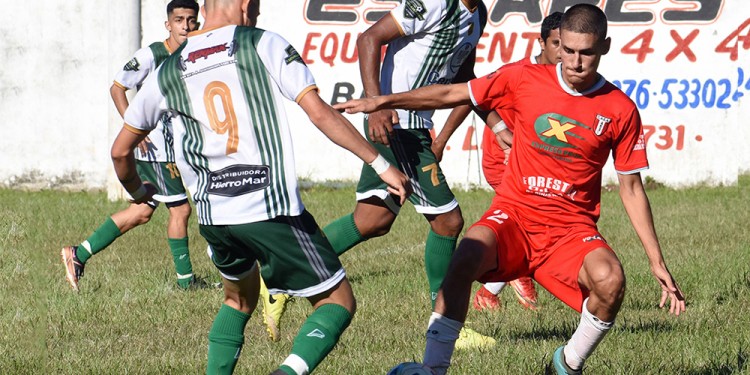 SE JUEGA. El fin de semana la pelota volverá a rodar en toda la provincia. (Archivo)
