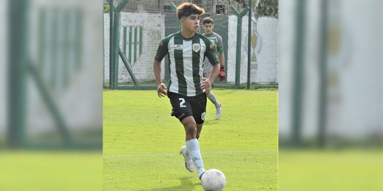 PRESENCIA. Octavio juega de central y es titular en la Octava de Banfield.