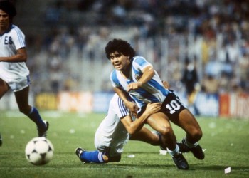 Subastan la primera camiseta que Maradona usó en un Mundial