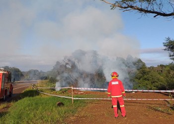 Bomberos controlaron un incendio que arrasaba entre residuos de aserradero
