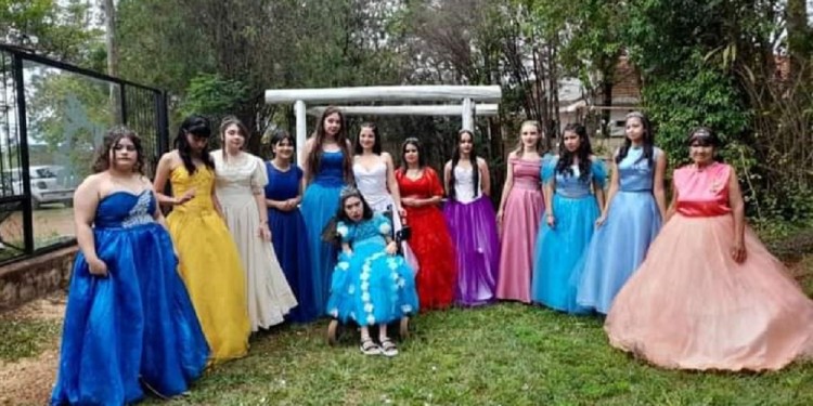 RECUERDO. El año pasado fue la primera experiencia con las quince adolescentes y el festejo totalmente gratis, un gran gesto de Lascurain (Foto: gentileza Quinta La Juliana)