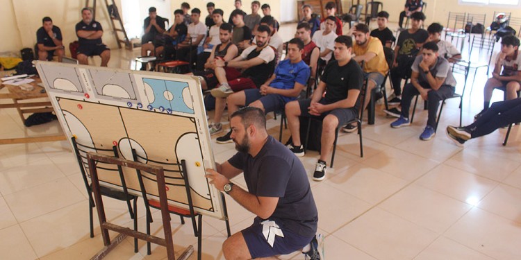 TÁCTICA. Lozina, el pizarrón y los jugadores de la rama masculina. La idea es mantener una línea en los tres equipos. (Gentileza Sólo Futsal)