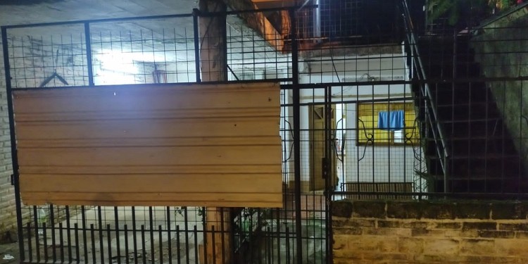 LUGAR. La policía llegó a la vivienda y dispuso el trasladado de la mujer al Madariaga en donde le salvaron la vida.