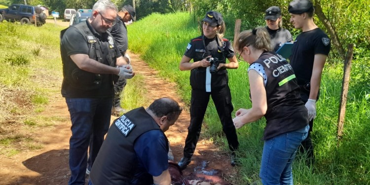 PERICIAS. Personal de Policía Científica de la UR-II, trabajó en el lugar donde pereció la víctima en octubre último.