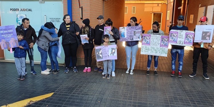 MARCHA Y RECLAMO. El miércoles, la familia de Daniela Carmen Radke encabezó una manifestación que finalizó frente al juzgado penal sanvicentino.