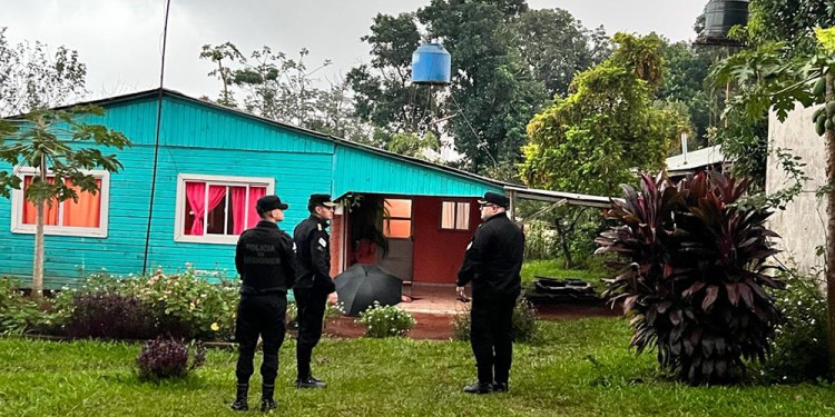 LUGAR. Efectivos de la Unidad Regional II acudieron al llamado de vecinos del barrio Mate Rojo por la agresión a Drech.