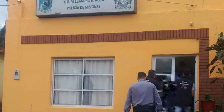 INTERVENCIÓN. La Comisaría de la Mujer de Leandro N. Alem asiste a la víctima mientras avanza la investigación.