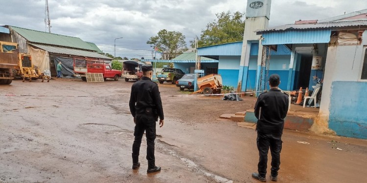 LUGAR. La policía revisó el predio municipal en búsqueda de pistas en el hecho investigado como “homicidio”.