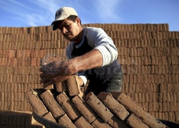 Mil ladrillos “en obra” cuestan el doble que “en los hornos”
