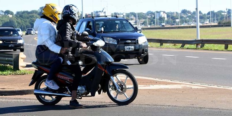 SE REPITE. La salida desde la rotonda de A 3-2 al Acceso Sur, una verdadera ruleta rusa para todo tipo de vehículos que quieran cruzar hasta autovía hacia el centro de Posadas.