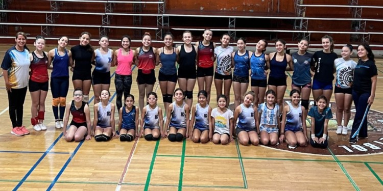 NUTRIDA DELEGACIÓN. Las chicas que participarán en el Nacional, junto a las “profes” Sosa y Gutiérrez.