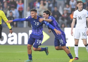 Argentina goleó a Nueva Zelanda y clasificó primera en su grupo