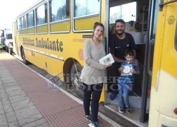Para fomentar la lectura, una familia viajera recorre el país en su Biblioteca Ambulante