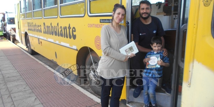 VIAJEROS. Ricardo, Delfina y Antú llegaron ayer a Posadas para intercambiar y vender libros de todo tipo.