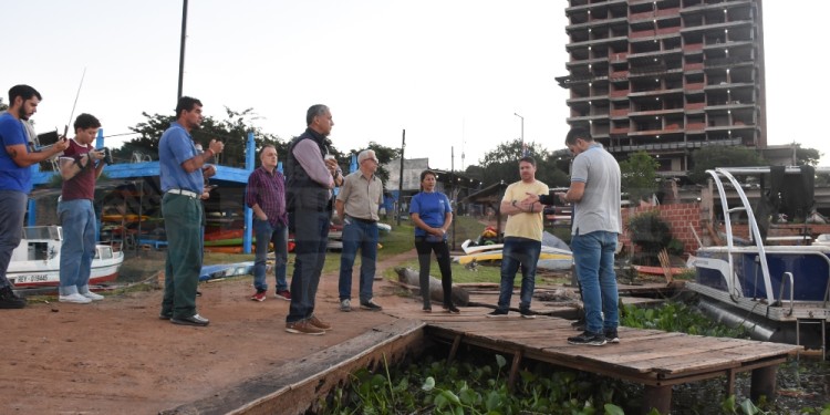 PREOCUPANTE.Los funcionarios recorrieron la zona afectada y se comprometieron a buscar soluciones.