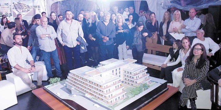 EL SUEÑO SE EMPIEZA A CUMPLIR. La empresaria Celia Kozachik junto a Gabriel Moya y Genaro Aversa.