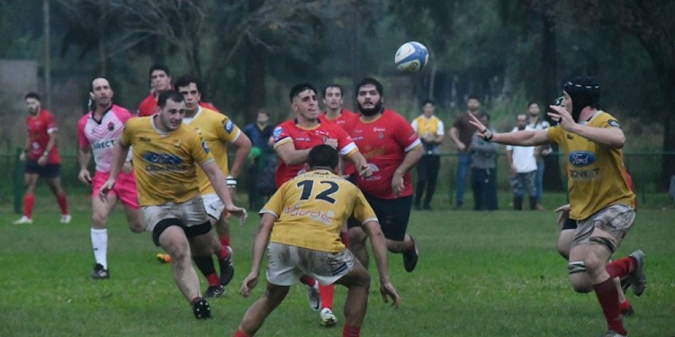 ABRIENDO JUEGO. Enzo Bistoletti mueve la pelota, ante la presencia de la marca rival, durante el partido de ayer.