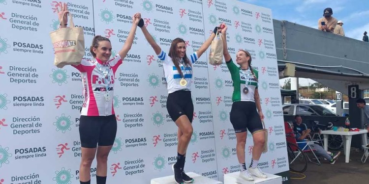 EN LO MÁS ALTO. Paola Corina Sosa, en el centro, luce la medalla de plata.