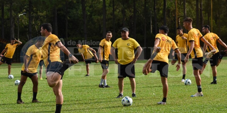 NECESITADO. Crucero entrenó bajo la atenta mirada de su DT Pedro Dechat y buscará recuperarse en Formosa.