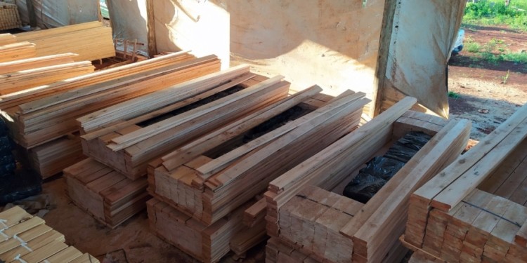 MONTAJE. Con listones de madera de pino se armaron los cajones para esconder bolsas con panes de cannabis sativa proveniente de Paraguay.