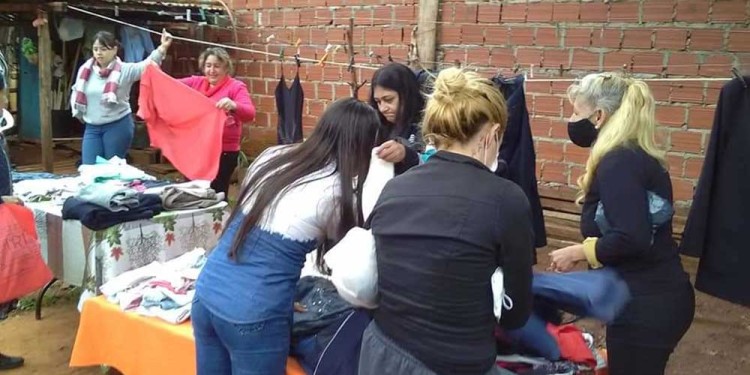 CON LAS FAMILIAS. Los roperos solidarios buscan ayudar a las familias más necesitadas y con niños en edad escolar. Trabajan en algunos barrios como San Onofre, San Marcos, San Lorenzo y en otros puntos de Posadas.