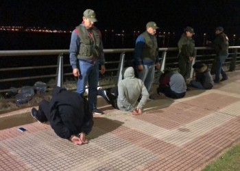 Detienen a tres jóvenes que cargaban marihuana a un auto en plena costanera posadeña