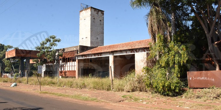 DESCUIDADO. El tejido perimetral se encuentra caído en varios sectores lo que permite el ingreso al predio.