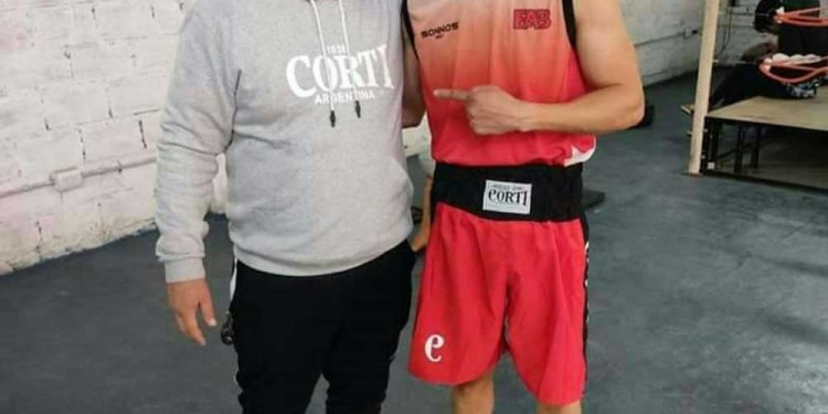 BUENAS CONDICIONES. Fabricio Ibáñez junto a su entrenador en el gimnasio.