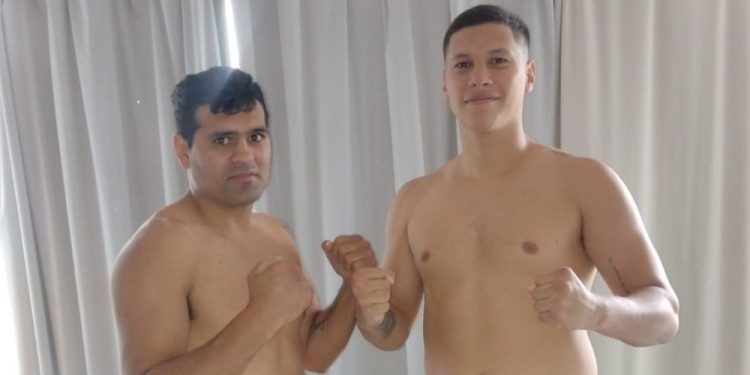 PESAJE. César Vélez y Guillermo “La Joya” Andino posaron para los flashes luego de subirse a la balanza.