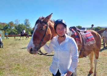 Combinan el turismo rural con la cría de caballos deportivos