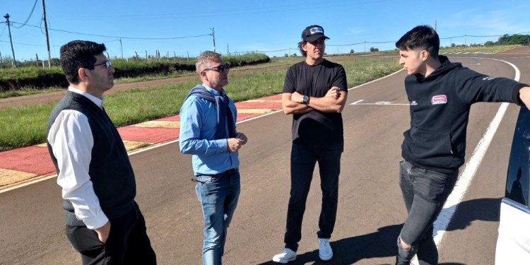 VISITA. Emanuel Moriatis (con gorro) y el piloto Gastón Iansa (apoyado en el auto) junto a los directivos del ACM.