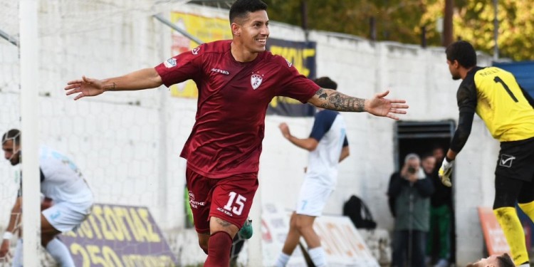 SON AMORES. Fabricio ya festejó varios goles en la Segunda División del fútbol griego y sueña con llevar al AE Larisa a la Superliga de ese país.