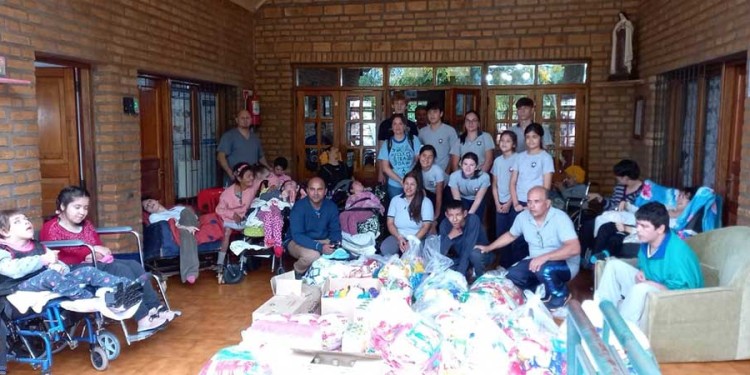 AGRADECIMIENTO. Alumnos y personal del colegio Roque González se hicieron presentes ayer en el hogar.