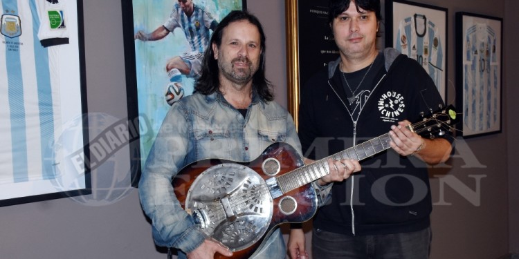 PROTAGONISTAS. El embajador del blues Gabriel Grätzer junto al músico posadeño Tito Agulla actuarán  hoy a las 21 en el Cidade.