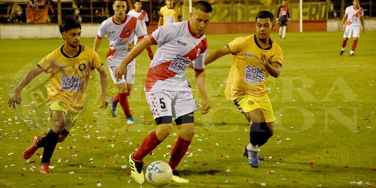 PROTAGONISTAS. Nicolás Zarza conduce el ataque de La Franja y lo persiguen Eduardo Bogarín y Emanuel Sosa.