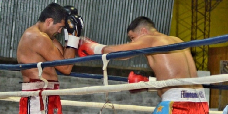 ZURDAZO. Andino, en plena ofensiva sobre Vélez. El posadeño festejó.
