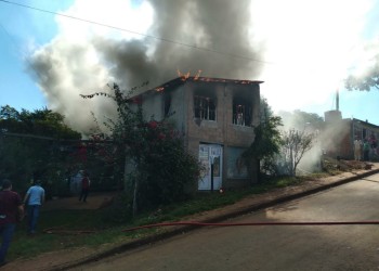 Una mujer habría iniciado un incendio en su propia casa