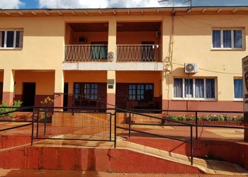 Con manopla y cuchillo lastimó a dos hermanos, lo buscan en Roca