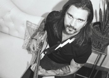 El cantante colombiano Juanes presentó otra canción de su nuevo álbum