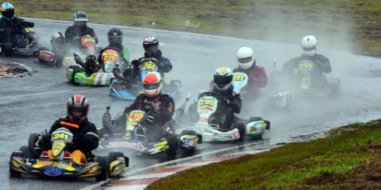 PRIMERA VICTORIA. Santi Kran, bajo la lluvia, se quedó con su primera victoria en el Campeonato Misionero. (Fotos D.Recktor/Prensa FeMAD).