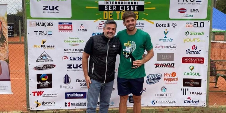 FESTEJO INTERNACIONAL. Labuckas junto al brasileño Henry protagonistas de las finales de single y dobles en Brasil.