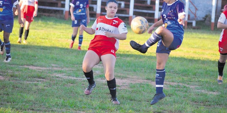SUTILEZA. La jugadora de Atlético Oberá baja la pelota pese a la presión rival.